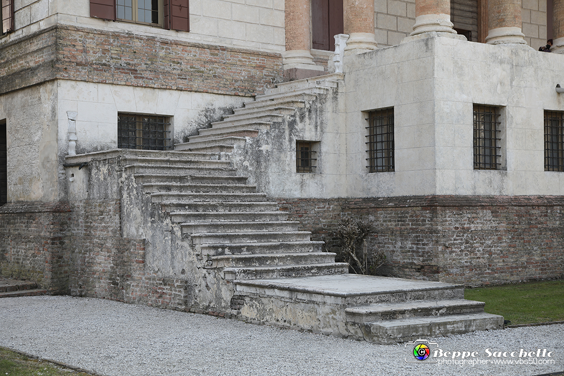 VBS_6973 - Villa Foscari detta La Malcontenta - Mira (Venezia).jpg - VILLA FOSCARI detta LA MALCONTENTA Villa veneta a Mira (Venezia) progettata da Andrea Palladio nel 1559 per i fratelli Nicolò e Alvise Foscari, appartenenti a una delle famiglie più potenti della Repubblica di Venezia. La residenza ha un carattere maestoso e imponente. L'edificio fu voluto da Nicolò Foscari (proprietario della celebre Ca' Foscari sul Canal Grande),